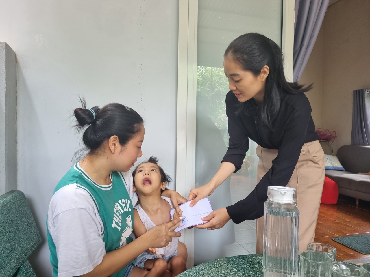 Lãnh đạo UBND thị trấn Ea Pốk thăm và tặng quà cho trẻ khuyết tật nhân ngày Quốc tế Thiếu nhi